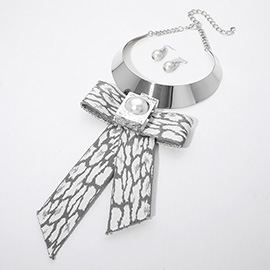 Pearl Pointed Zebra Patterned Oversized Bow Pendant Statement Necklace