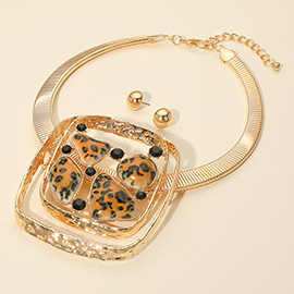 Bold Leopard Printed Abstract Stone Hammered Metal Open Frame Pendant Accent Ribbed Chain Statement Necklace