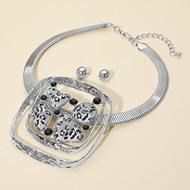 Bold Leopard Printed Abstract Stone Hammered Metal Open Frame Pendant Accent Ribbed Chain Statement Necklace